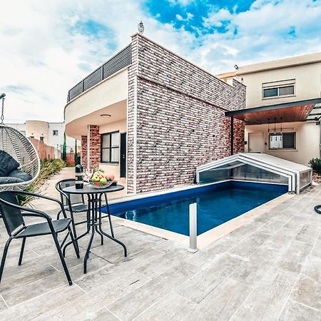 Anil'S House - מתחם צימרים עם בריכה מקורה ומחוממת Zimmer With Heated Swimming Pool Dalijat al-Karmal Kültér fotó