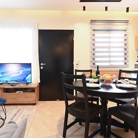 Anil'S House - מתחם צימרים עם בריכה מקורה ומחוממת Zimmer With Heated Swimming Pool Dalijat al-Karmal Kültér fotó