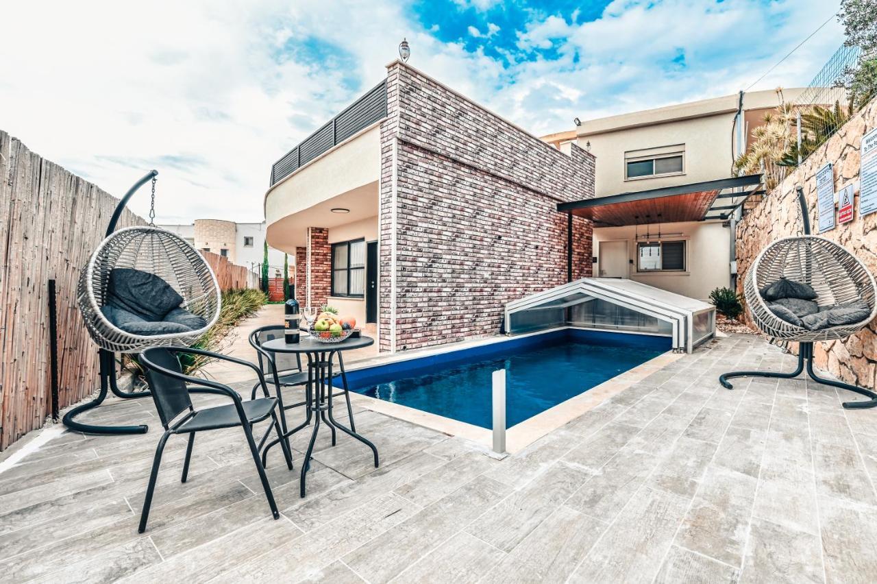Anil'S House - מתחם צימרים עם בריכה מקורה ומחוממת Zimmer With Heated Swimming Pool Dalijat al-Karmal Kültér fotó