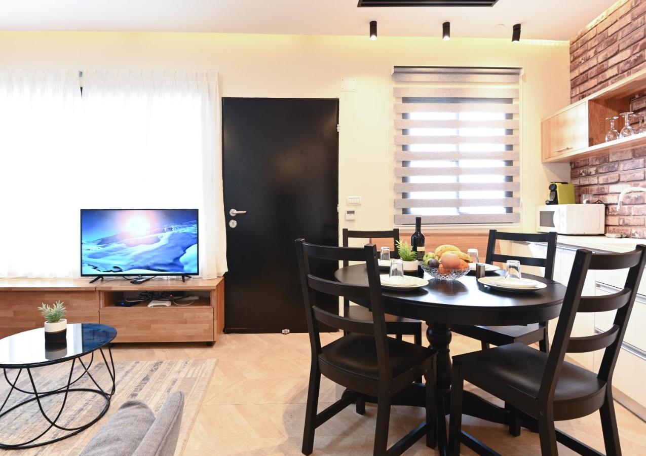 Anil'S House - מתחם צימרים עם בריכה מקורה ומחוממת Zimmer With Heated Swimming Pool Dalijat al-Karmal Kültér fotó