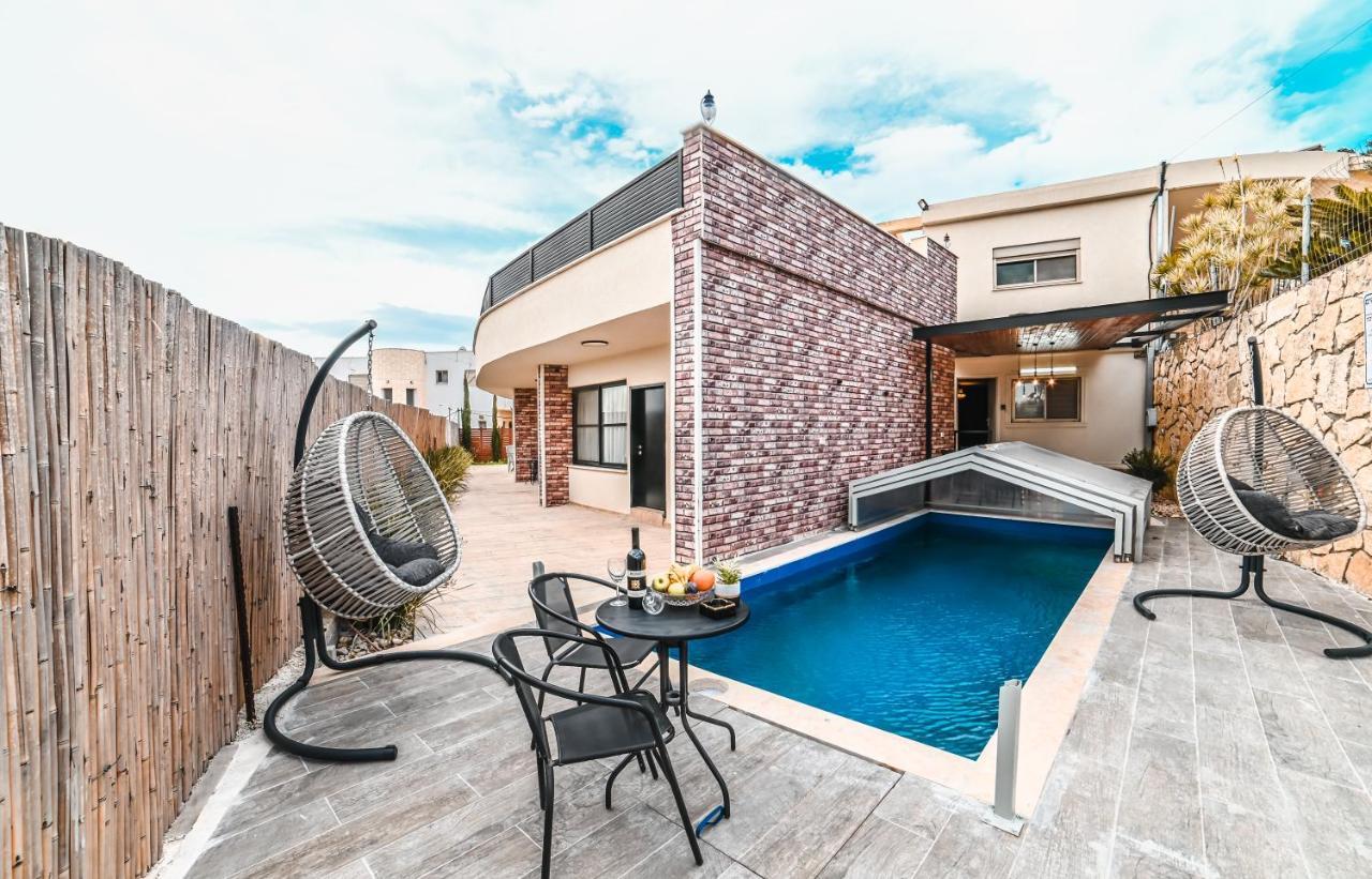 Anil'S House - מתחם צימרים עם בריכה מקורה ומחוממת Zimmer With Heated Swimming Pool Dalijat al-Karmal Kültér fotó