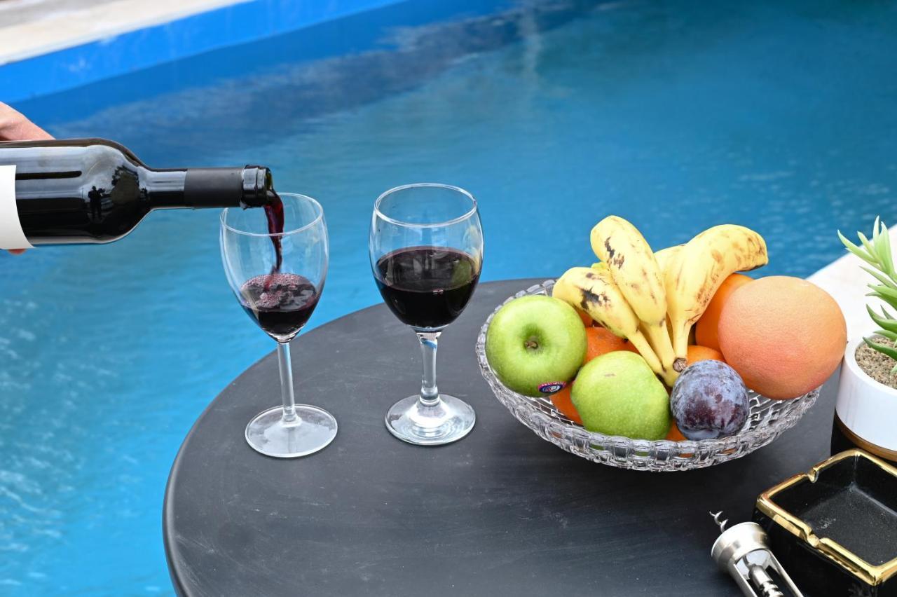Anil'S House - מתחם צימרים עם בריכה מקורה ומחוממת Zimmer With Heated Swimming Pool Dalijat al-Karmal Kültér fotó