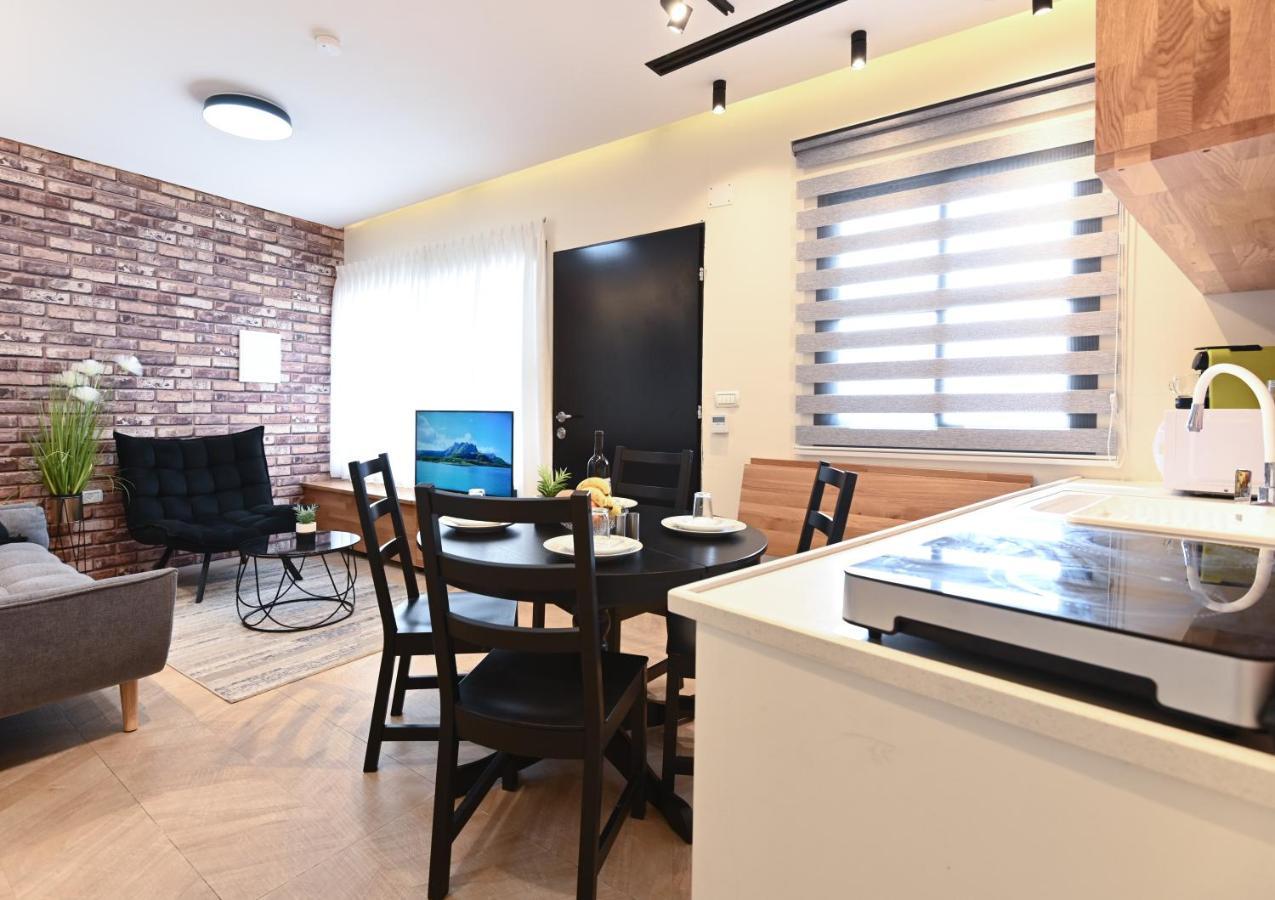 Anil'S House - מתחם צימרים עם בריכה מקורה ומחוממת Zimmer With Heated Swimming Pool Dalijat al-Karmal Kültér fotó