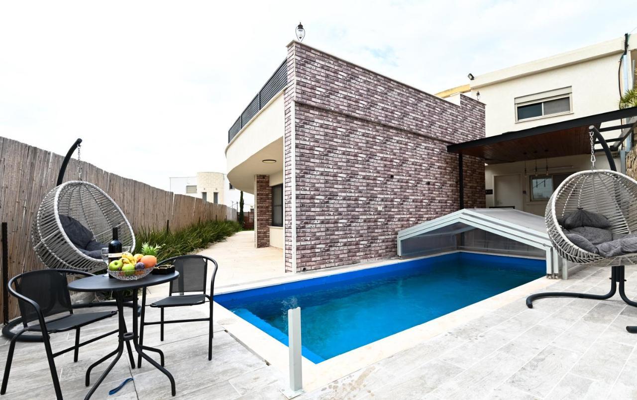 Anil'S House - מתחם צימרים עם בריכה מקורה ומחוממת Zimmer With Heated Swimming Pool Dalijat al-Karmal Kültér fotó