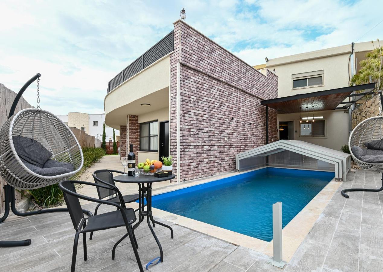 Anil'S House - מתחם צימרים עם בריכה מקורה ומחוממת Zimmer With Heated Swimming Pool Dalijat al-Karmal Kültér fotó