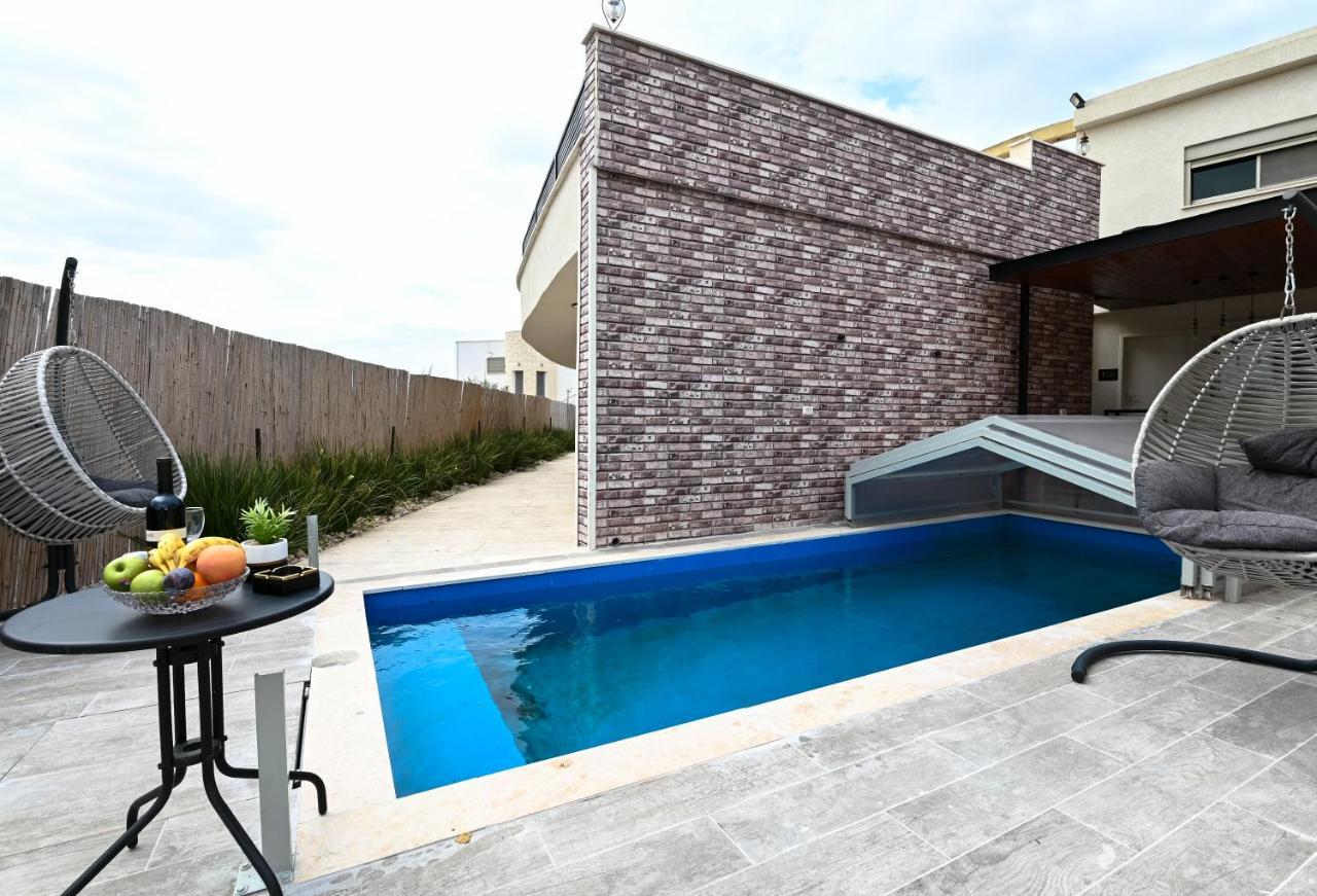 Anil'S House - מתחם צימרים עם בריכה מקורה ומחוממת Zimmer With Heated Swimming Pool Dalijat al-Karmal Kültér fotó